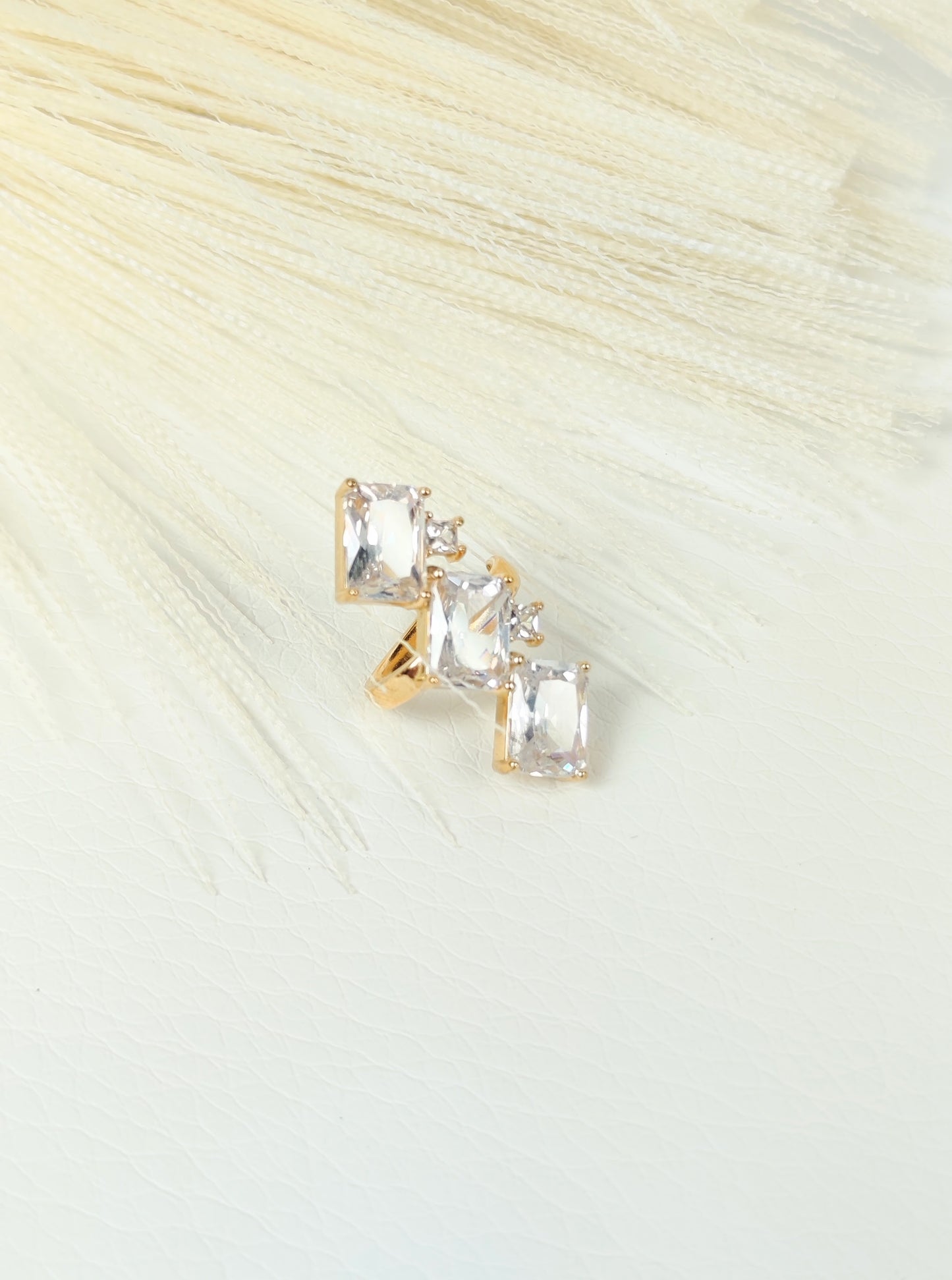 Ear Cuff acciaio dorato con zirconi squadrati