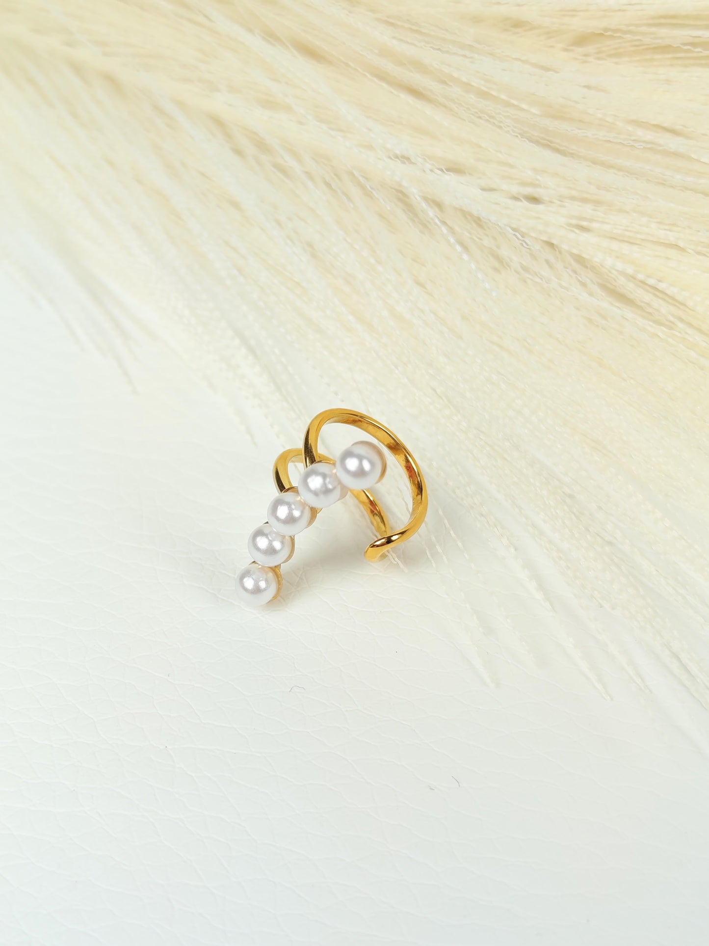 Ear Cuff acciaio dorato con perle bianche