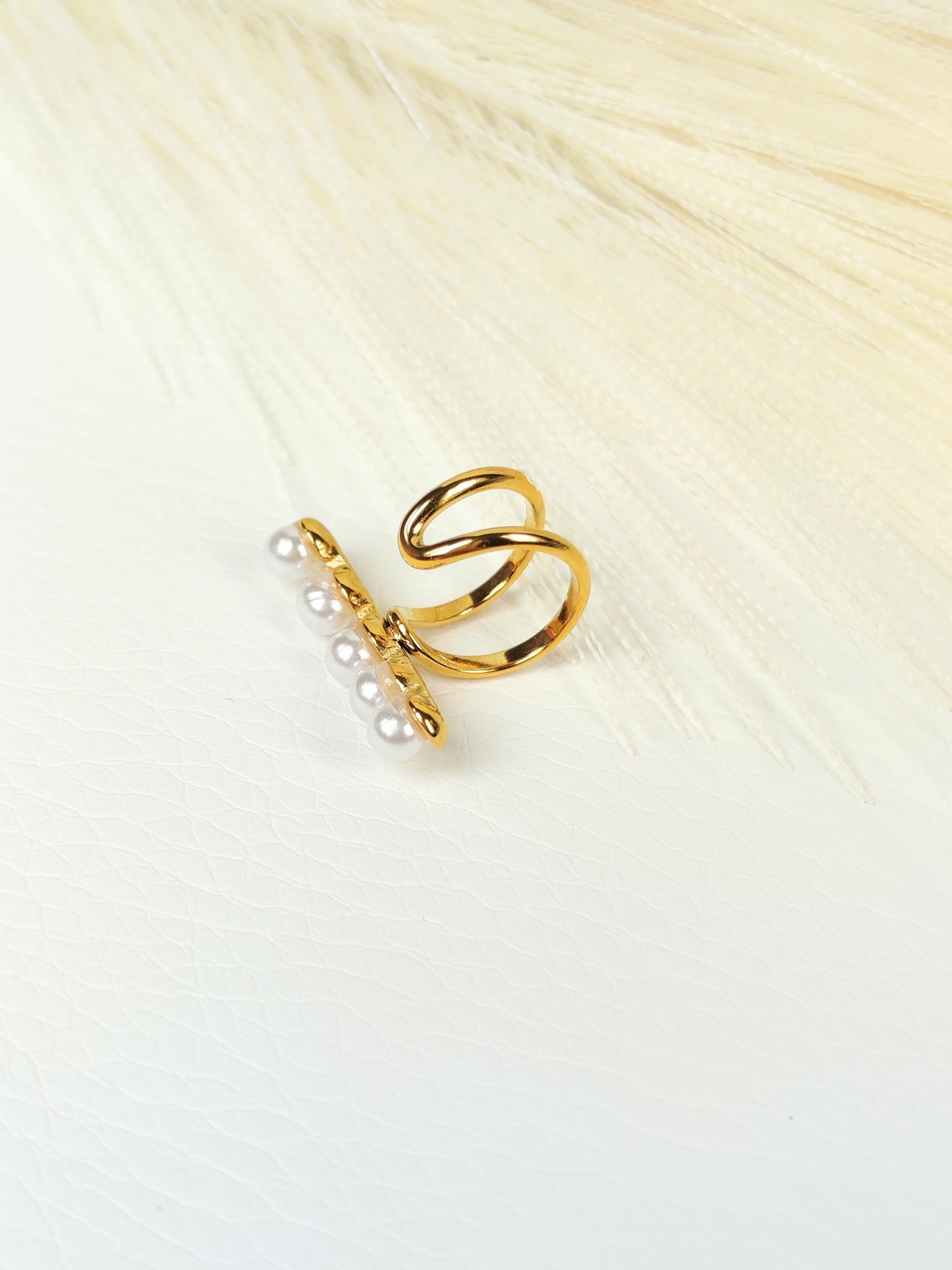 Ear Cuff acciaio dorato con perle bianche